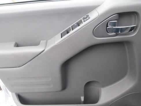 Used 2019 Nissan Frontier SV image 12