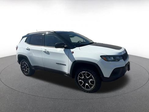 Used 2025 Jeep Compass Trailhawk image 2
