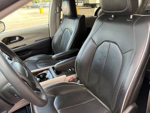 Used 2024 Chrysler Pacifica Limited FWD image 27