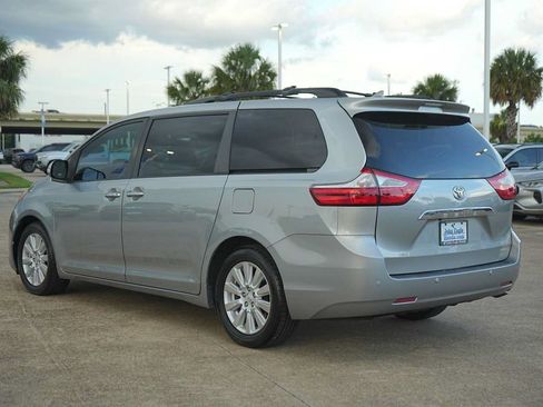 Used 2017 Toyota Sienna Limited Premium FWD image 4