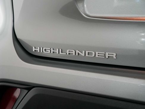 Used 2023 Toyota Highlander XLE AWD/4WD image 11