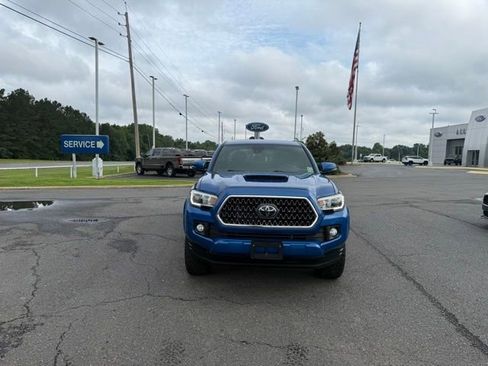 Used 2018 Toyota Tacoma TRD Sport AWD/4WD image 2
