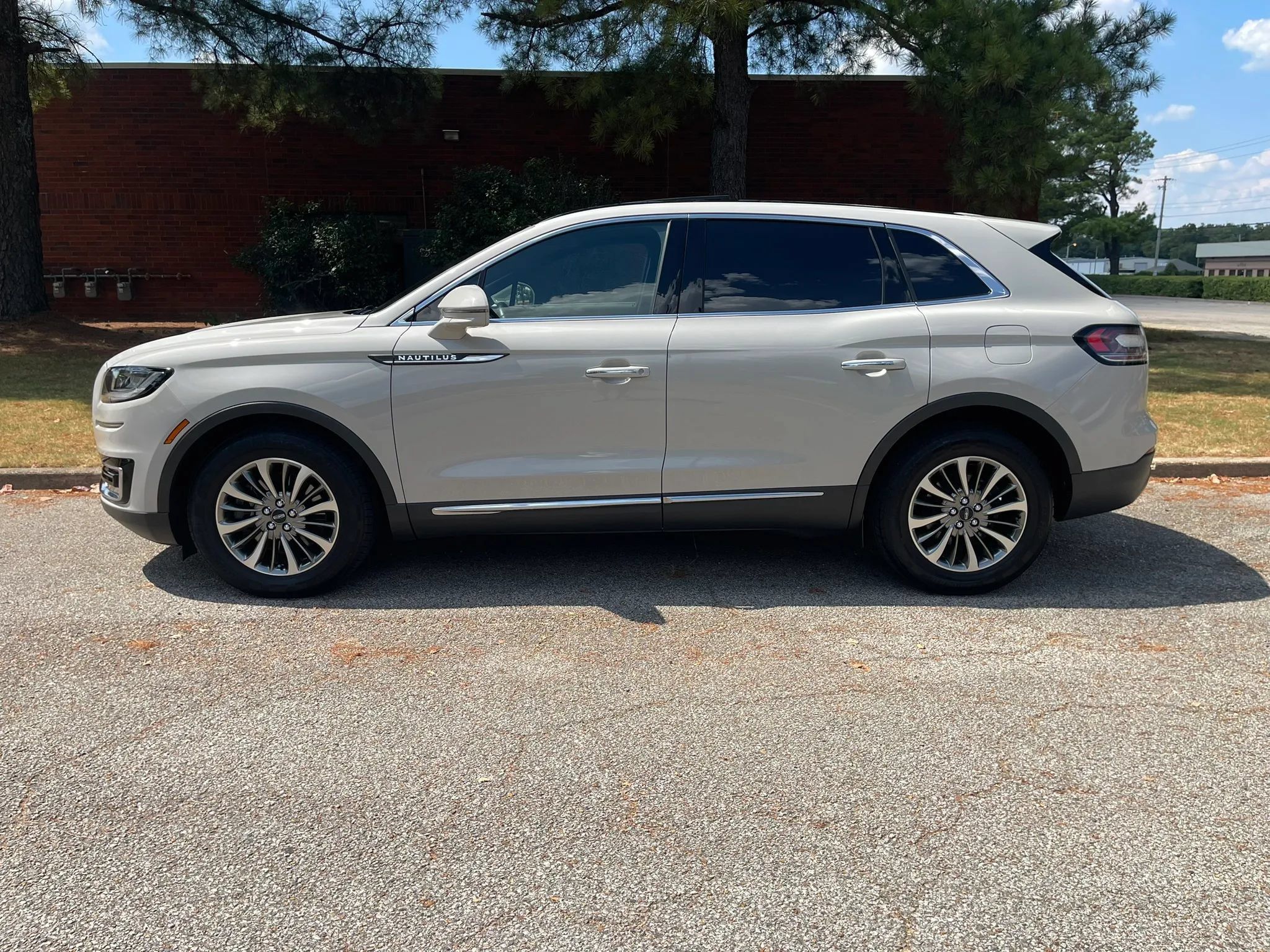 Used 2020 Lincoln Nautilus Reserve AWD/4WD image 2