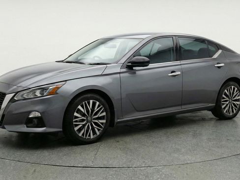 Used 2025 Nissan Altima 2.5 SV image 3
