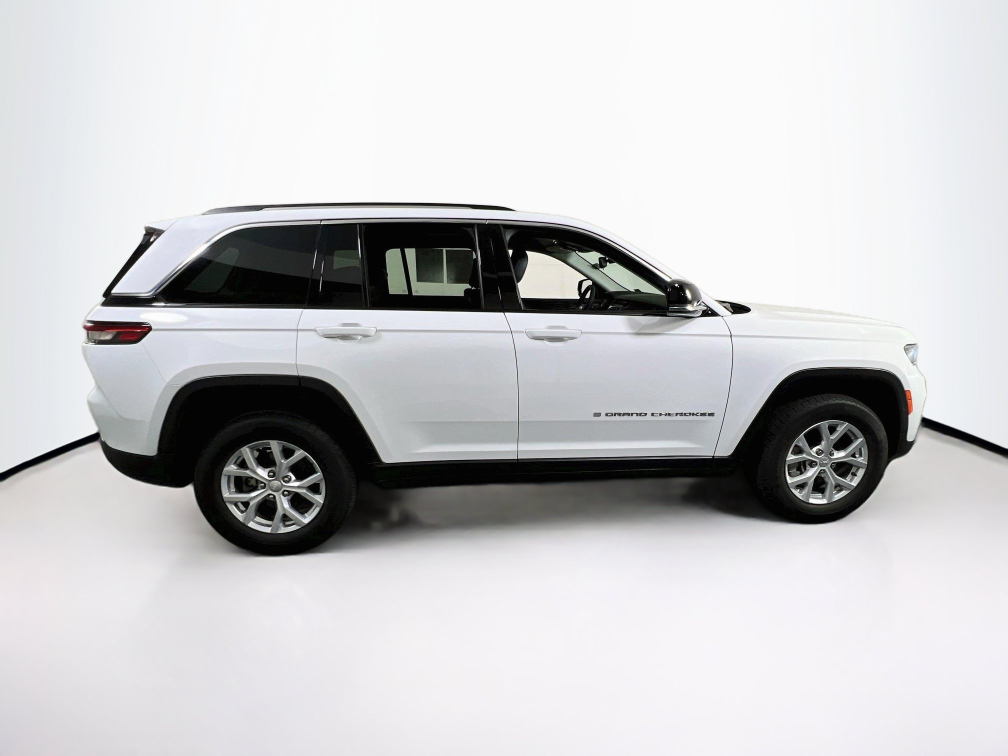 Used 2023 Jeep Grand Cherokee Limited AWD/4WD image 4