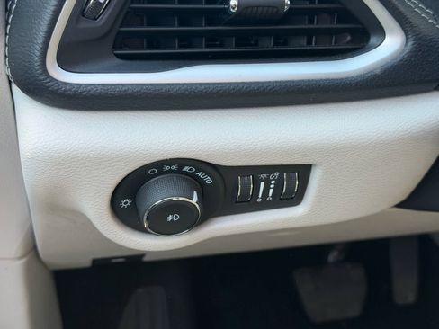 Used 2024 Chrysler Pacifica Limited FWD image 10