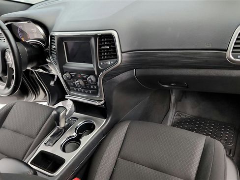 Used 2020 Jeep Grand Cherokee Laredo image 16