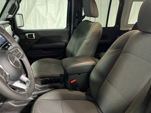 Used 2025 Jeep Wrangler Unlimited Sahara AWD/4WD image 19