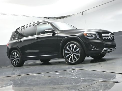 Used 2020 Mercedes-Benz GLB 250 w/ Premium Package image 17