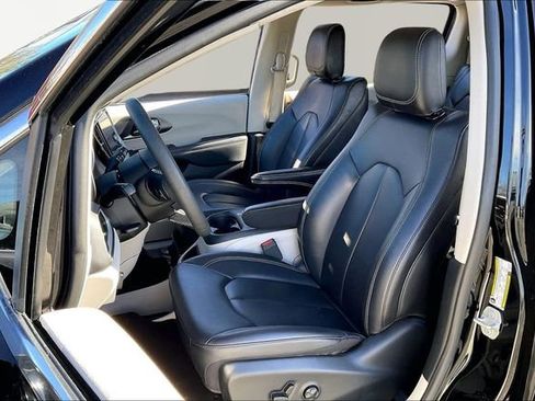 Used 2024 Chrysler Pacifica Touring-L image 15