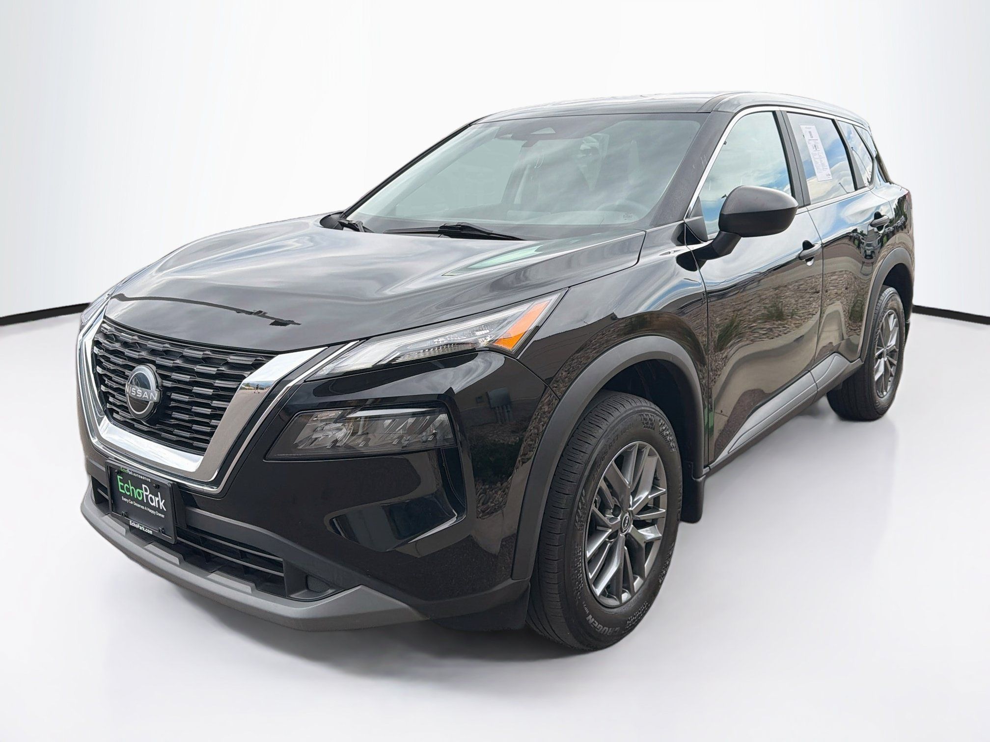 Used 2023 Nissan Rogue S AWD/4WD image 3