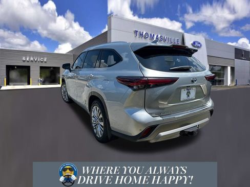 Used 2024 Toyota Highlander Platinum AWD/4WD image 3