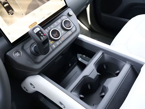 New 2026 Land Rover Defender 110 X-Dynamic SE AWD/4WD image 24
