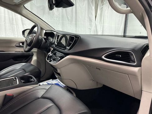 Used 2023 Chrysler Pacifica Touring-L image 63