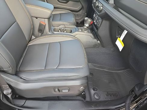 New 2025 Jeep Gladiator Sport image 12