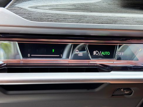 Used 2023 BMW 740i w/ Parking Assistance Package RWD image 18