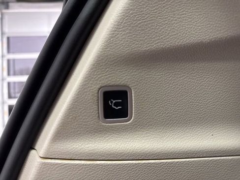 Used 2024 Chrysler Pacifica Touring-L image 21