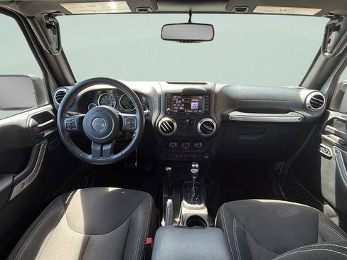 Used 2018 Jeep Wrangler Sahara w/ Connectivity Group AWD/4WD image 14