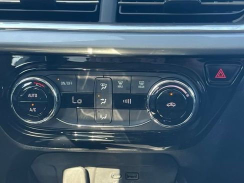 Used 2025 Chevrolet Trax LT FWD image 27
