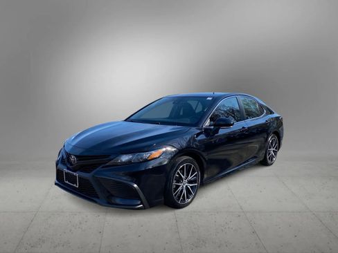 Used 2024 Toyota Camry SE image 9