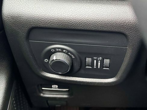 Used 2023 Jeep Grand Cherokee Laredo image 20