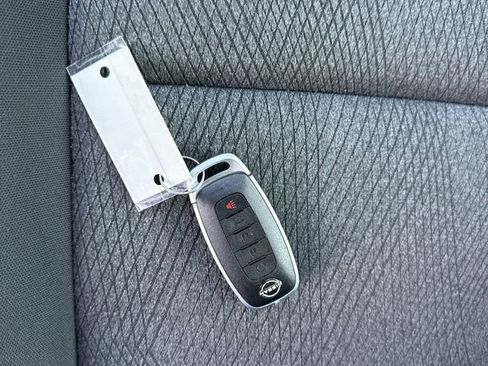 Used 2025 Nissan Rogue SV image 34