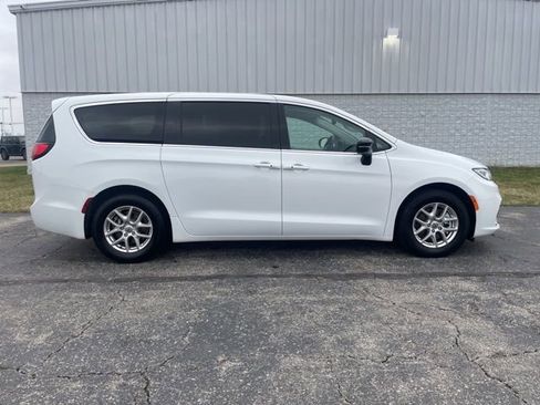Used 2024 Chrysler Pacifica Touring-L FWD image 17