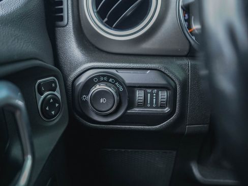 Used 2020 Jeep Wrangler Unlimited Sahara image 15