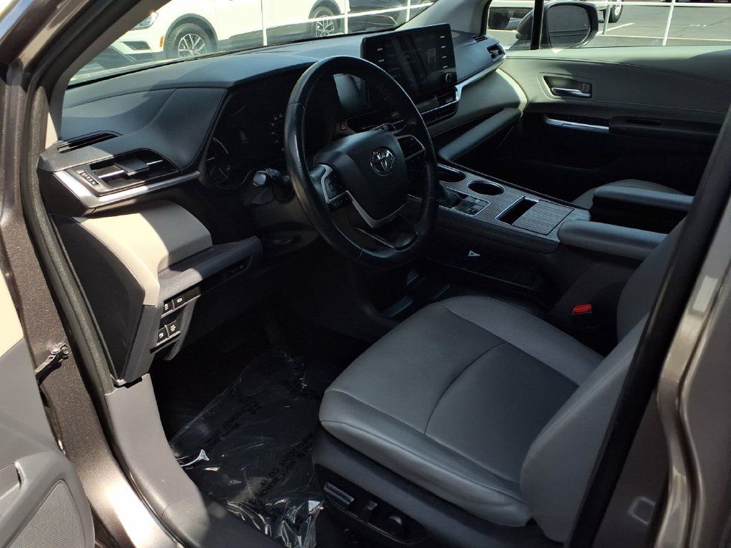 Certified 2024 Toyota Sienna XLE FWD image 17