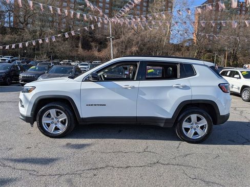 Used 2022 Jeep Compass Latitude image 10