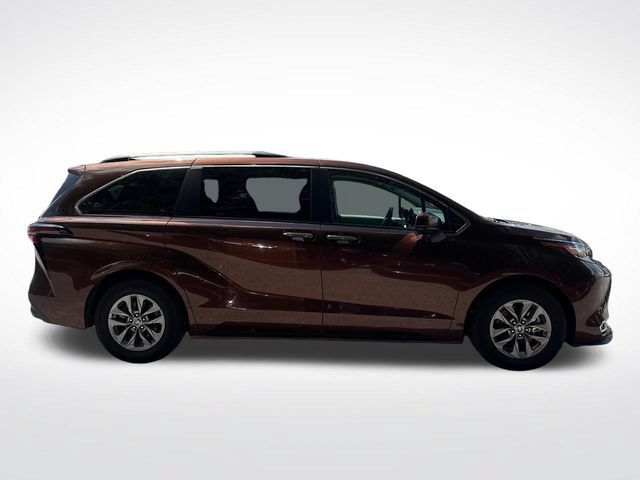 Used 2023 Toyota Sienna XLE FWD image 7