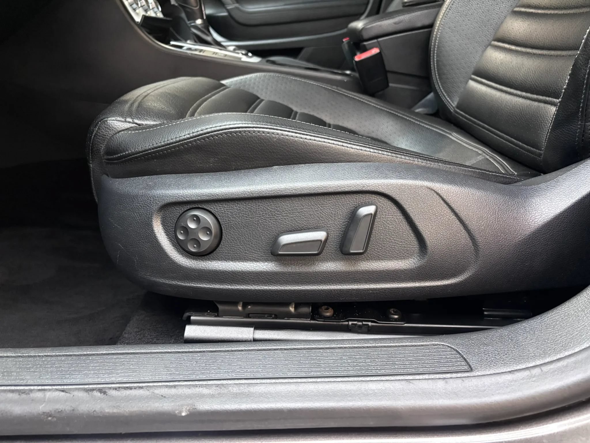 Used 2014 Volkswagen CC R-Line FWD image 9