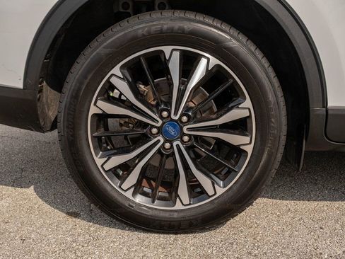 Used 2022 Ford Escape SE w/ SE Sport Appearance Package image 9