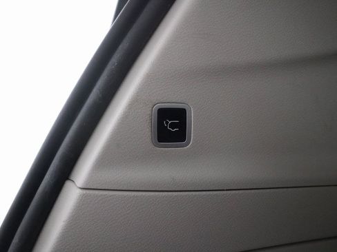 Used 2018 Chrysler Pacifica Touring-L w/ Tire & Wheel Group image 15