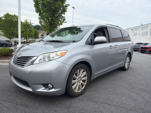 Used 2013 Toyota Sienna XLE AWD/4WD image 1