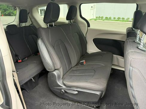 Used 2020 Chrysler Voyager L FWD image 10