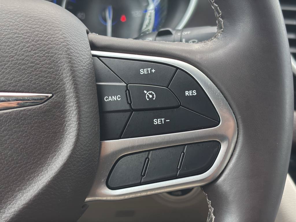 Used 2017 Chrysler Pacifica Touring-L w/ Tire & Wheel Group FWD image 13