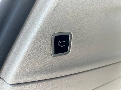 Used 2023 Chrysler Pacifica Touring-L FWD image 49