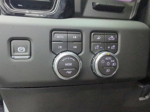 Used 2026 GMC Sierra 2500 AT4 w/ Technology Package AWD/4WD image 13