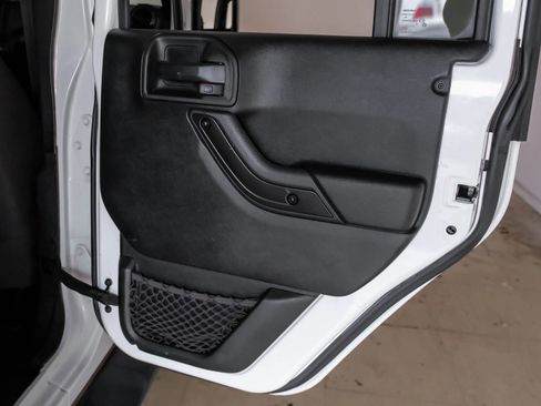 Used 2017 Jeep Wrangler Unlimited Sahara image 37