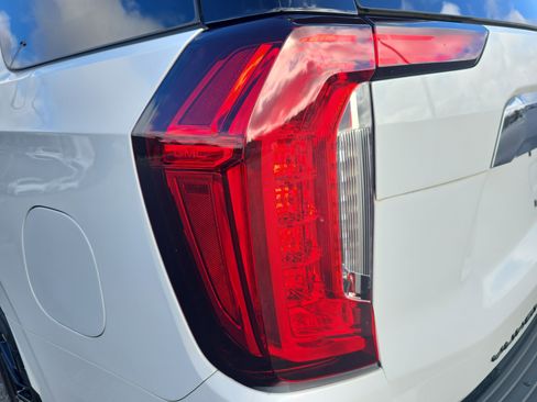 Used 2023 GMC Yukon SLT image 32