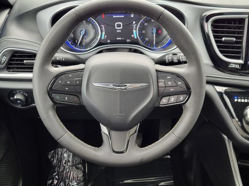Used 2025 Chrysler Pacifica Limited FWD image 28