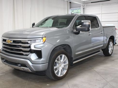 Used 2025 Chevrolet Silverado 1500 High Country w/ High Country Premium Package AWD/4WD image 4