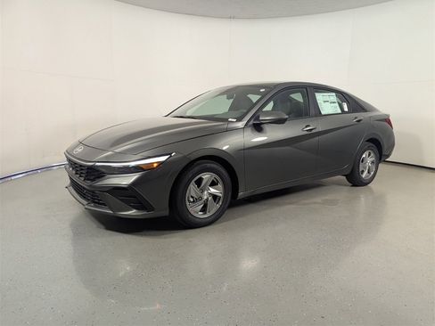 New 2025 Hyundai Elantra SE image 3