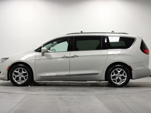 Used 2017 Chrysler Pacifica Touring-L Plus w/ Tire & Wheel Group image 7