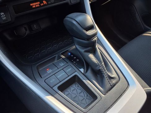 Used 2022 Toyota RAV4 LE image 18