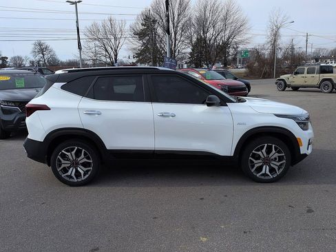 Used 2023 Kia Seltos SX image 2