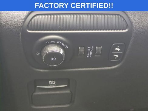 Certified 2024 Jeep Wagoneer Series II w/ Flexible Seating Group image 21