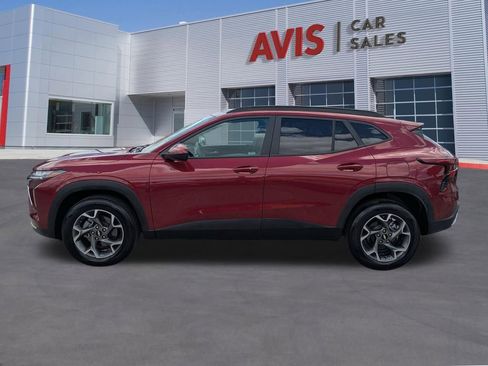 Used 2025 Chevrolet Trax LT w/ LT Convenience Package image 9