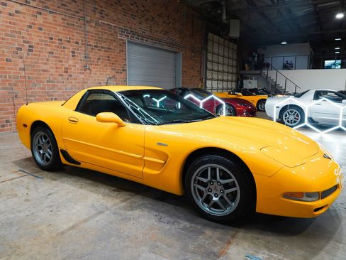 Used 2002 Chevrolet Corvette Z06 w/ Memory Pkg RWD image 2